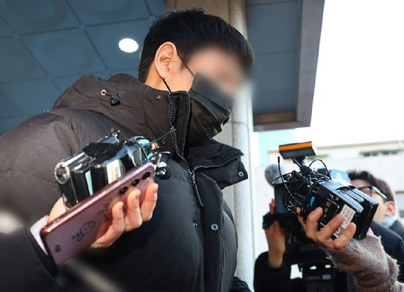 텔레그램을 이용해 성착취물을 제작·유포한 사이버성폭력 범죄집단 자칭 '자경단'의 총책 A씨가 지난달 24일 오전 서울 성동구 성동경찰서에서 검찰로 송치되고 있다. <연합뉴스 제공>